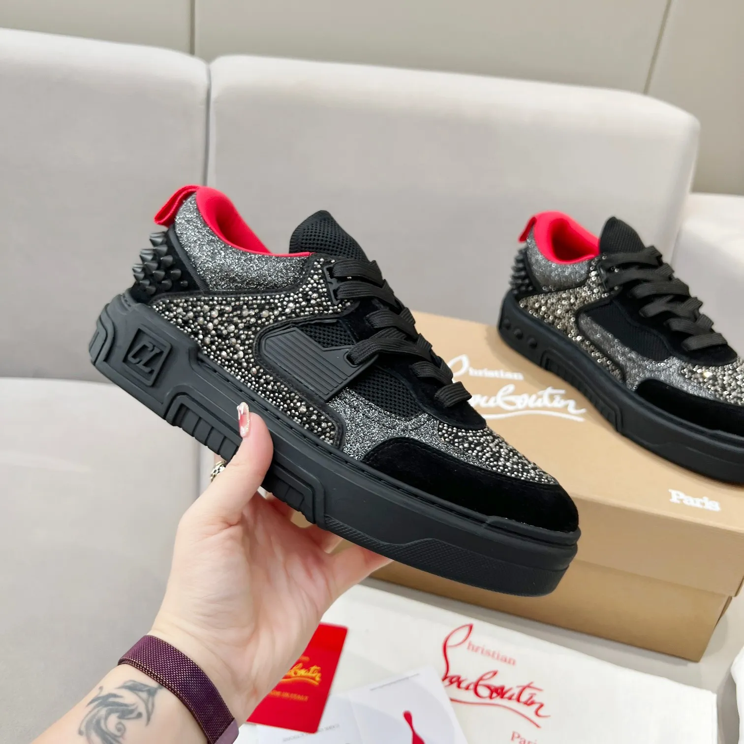 Men's clothing and shoes 💰760. Diamond face 🌹🌹🌹̋ Wang Junkai Yang Mi Xu Kai Zhang Jingyi Ding Chengxin Chen Muchi Wang Ziyi Same style Christian Louboutin Road Platinum 2024 [New product] Diamond face ASTROLOUBI Unisex thick-soled sports shoes red-soled shoes perfectly integrate fashion and sports, The fabrics are made of luxurious calfskin, soft suede, smooth satin and laminated leather, and the back is decorated with classic rivets. The interior is blended with a knitted tongue for added durability, breathability and quick-drying comfort. The outsole is made of a combination of EVA foam and imported rubber, and the colorful CL iconic letters on the side of the outsole show the brand's unique style. It is a ceiling-level comfortable skate shoe! ! ! Multiple colors available, currently male and female sizes 35--44